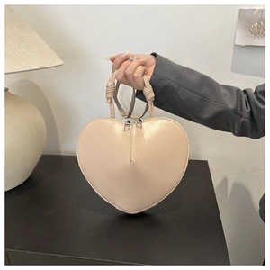 Vue détaillée d'un sac à bandoulière en cuir PU beige en forme de cœur à double zip