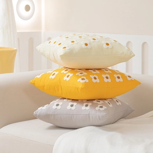 Coussins brodés de marguerites en beige jaune et gris pour décoration de canapé moderne