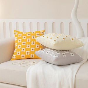 Housses de coussin carrées avec broderie marguerite en jaune, blanc et gris pour salon