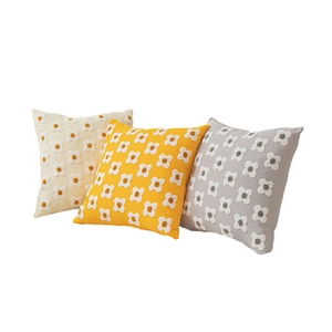 Housses de coussin brodées marguerites jaune et gris pour déco de canapé moderne