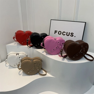 Sac Bandoulière En Forme De Cœur Cuir PU Décor Rivets Sac À Épaule Chic Tendance Pour Femmes Filles Fermeture Éclair