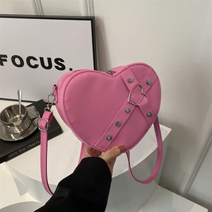 Sac bandoulière rose en forme de cœur avec rivets argentés et bandoulière réglable