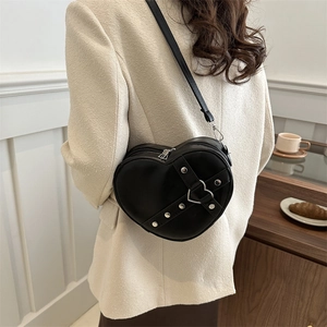 Sac à bandoulière tendance en cuir noir en forme de cœur avec rivets et boucles métalliques
