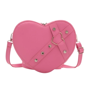 Sac bandoulière rose en forme de cœur avec rivets argentés et boucle sur fond blanc