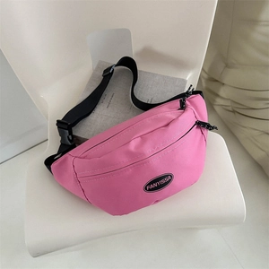 Borsa a tracolla rosa in tessuto oxford con tracolla regolabile su sedia bianca