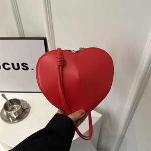 Sac bandoulière rouge en forme de cœur en cuir lisse avec fermeture éclair argentée