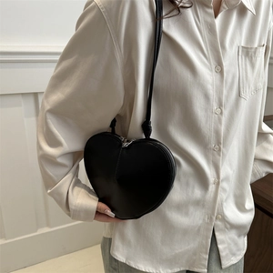 Sac bandoulière tendance noir en forme de cœur avec sangle réglable et double fermeture