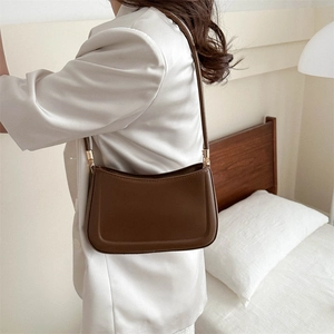 Sac sous le bras minimaliste en cuir marron foncé avec détails métalliques dorés