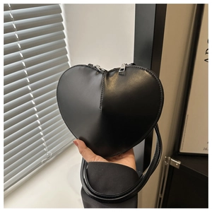 Detailaufnahme der schwarzen Herz-Handtasche aus PU-Leder mit feinem Reißverschluss