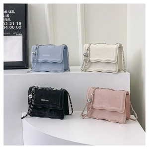 Chic quilted flap bag with wavy edges and silver chain strap in four assorted colors