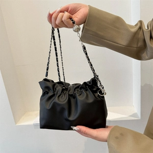 Sac seau nuage noir avec cordon de serrage, chaîne métallique et perles argentées