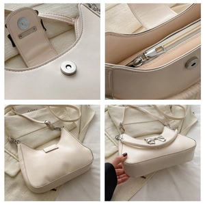 Dettaglio borsa a mezzaluna bianco crema con fiocco argentato e chiusura magnetica