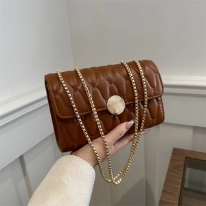 Sac bandoulière marron matelassé pour femme avec chaîne dorée et fermoir circulaire