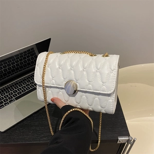 Sac à bandoulière matelassé blanc avec boucle en marbre et chaîne dorée à la main