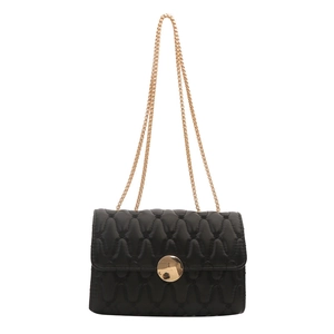 Sac bandoulière noir matelassé à vagues avec chaîne dorée et boucle ronde en métal