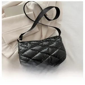 Vue rapprochée du sac à bandoulière matelassé noir avec motif à losanges et rembourrage
