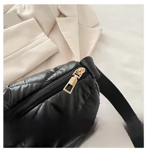 Détail macro de la fermeture éclair dorée brillante sur un sac à bandoulière noir