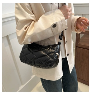 Vue détaillée du sac bandoulière noir matelassé avec motif losange et bandoulière
