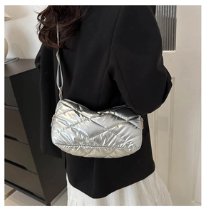 Détail du sac à bandoulière matelassé argenté montrant le nylon et le motif à carreaux