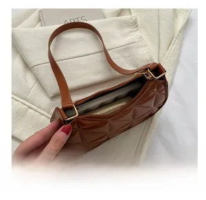 Borsa trapuntata marrone con interno capiente per portafoglio e smartphone