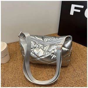 Détail du sac oreiller argenté matelassé avec finition métallisée et bandoulière
