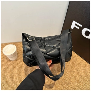 Détail du sac à bandoulière matelassé noir avec rembourrage et sangle réglable