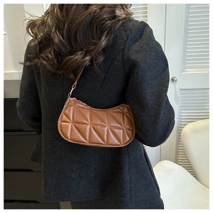 Borsa sottobraccio marrone con trapuntatura a triangoli in ecopelle opaca