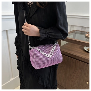 Λεπτομέρεια μωβ τσάντας κύλινδρος με στρας και ασημένιες αλυσίδες πάνω σε μοντέλο