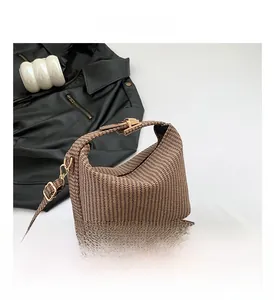 Detail der karierten Webhandtasche mit Goldverschluss und verstellbarem Schultergurt