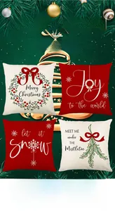 Détail de housses de coussin de Noël en tissu doux avec motifs festifs imprimés