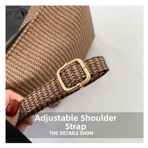 Detail der gewebten Hahnentritt-Tasche mit goldener Schnalle und verstellbarem Gurt