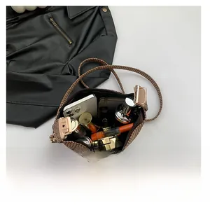 Innenansicht der braunen Hahnentritt-Umhängetasche mit Platz für Handy und Make-up