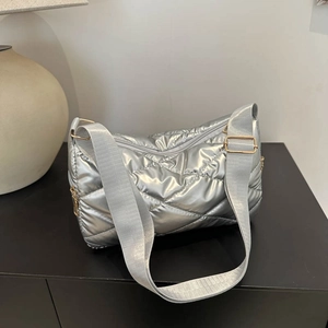 Sac bandoulière matelassé argenté style oreiller avec finition métallisée pour femme