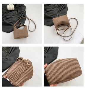 Detailansicht der braunen Webstruktur-Handtasche mit goldenen Beschlägen und Gurt