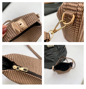Detailansicht der gewebten Schachbrett-Tasche mit Goldschnalle, Reißverschluss und Futter
