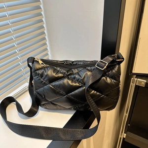 Sac bandoulière matelassé en nylon noir à grande capacité avec détails dorés chic