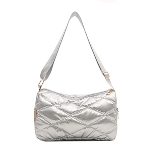 Sac à épaule matelassé argenté grande capacité en tissu bouffant brillant et zip doré