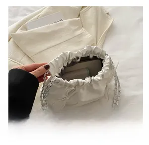 Vue intérieure du sac nuage froncé blanc montrant la capacité pour téléphone et portefeuille