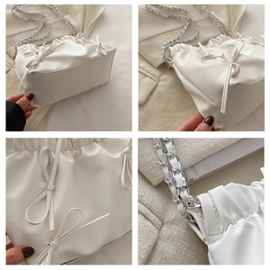 Détails du sac à bandoulière blanc plissé avec nœud et bandoulière chaîne argentée