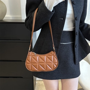 Borsa a tracolla trapuntata marrone con motivi geometrici a triangolo su modella