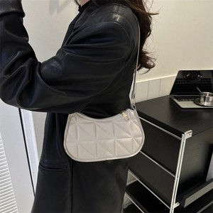 Borsa a spalla trapuntata color crema con zip dorata indossata dalla modella