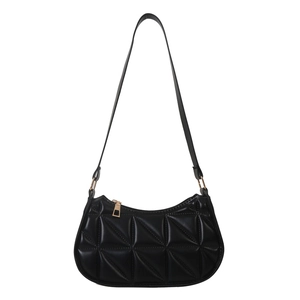 Borsa a spalla in pelle PU nera trapuntata con dettagli dorati e cuciture geometriche