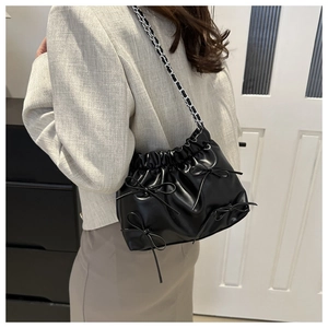 Détail du sac à bandoulière noir à nœuds avec cuir PU plissé et chaîne en métal