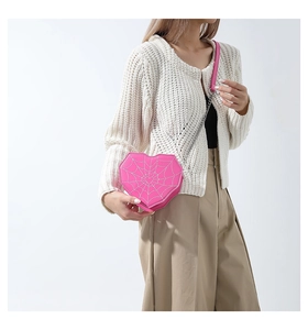 Bolso bandolera rosa con forma de corazón, diseño de telaraña y correa de cadena