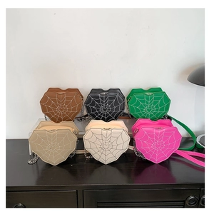 Detalle de bolsos de corazón con cadena en seis colores y bordado acolchado de telaraña