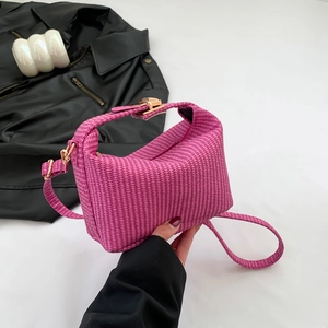 Sac hobo tissé mauve chic avec fermoir doré et bandoulière réglable sur fond moderne