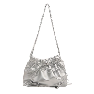 Sac seau argenté orné de nœuds avec cordon de serrage et bandoulière chaîne élégante