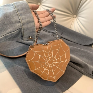 Bolso bandolera marrón con forma de corazón, costuras de telaraña y cadena plateada