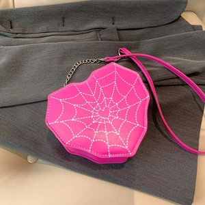 Bolso bandolera rosa con forma de corazón, costuras de telaraña y cadena metálica