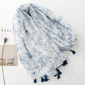 Écharpe en coton et lin blanc avec motif lys bleu et finitions à franges bleues